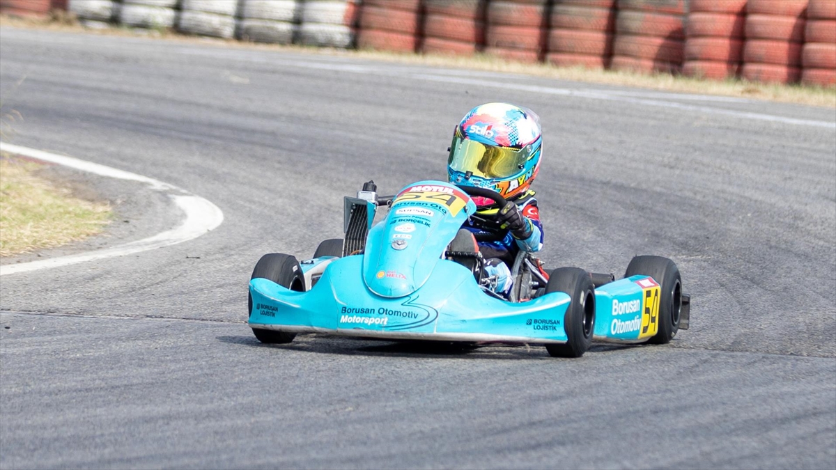 5 Yaşındaki Zayn Sofuoğlu, İngiltere’deki Karting Yarışlarında Podyuma Çıktı Haberi