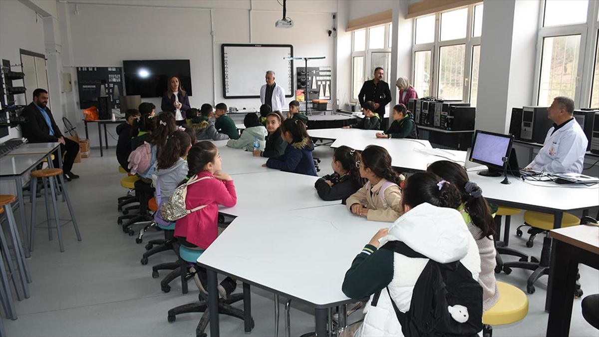 Çocuk Üniversitesi’nde Geleceğin Bilim Insanları Yetişiyor Haberi