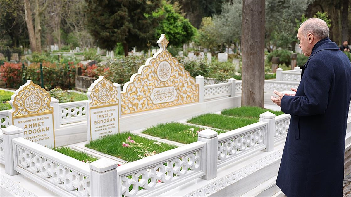 Cumhurbaşkanı Erdoğan, Anne Ve Babasının Kabirlerini Ziyaret Etti Haberi