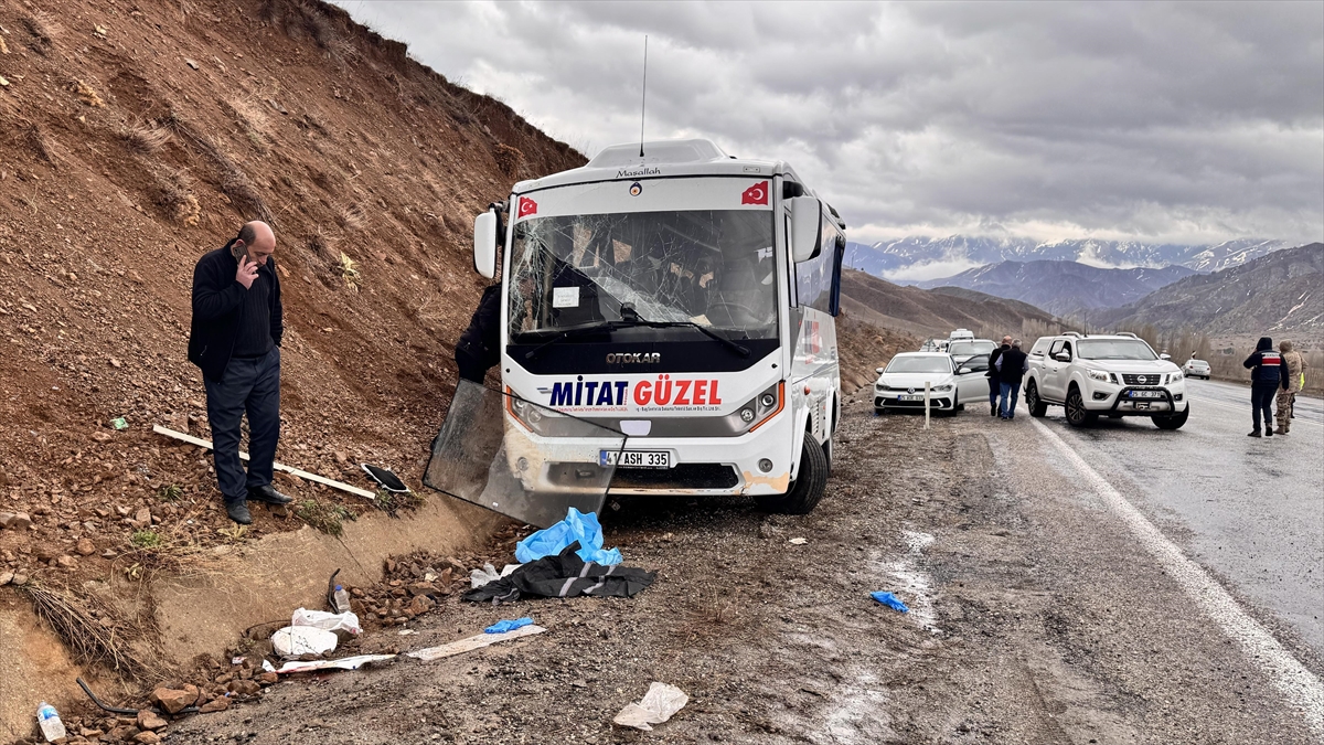 Erzurum’da Servis Midibüsü Yamaca Çarparak Durabildi, 1 Kişi Öldü, 16 Kişi Yaralandı Haberi