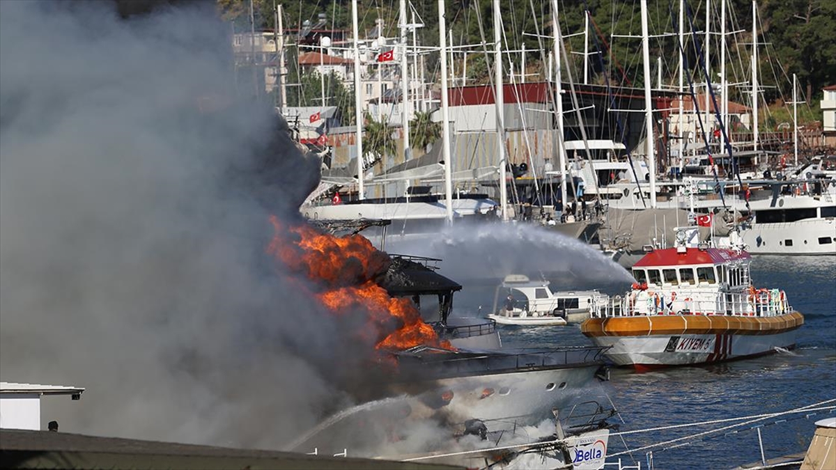Fethiye’de Yanan 3 Tekneye Müdahale Ediliyor Haberi