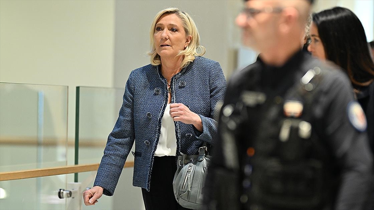 Fransa’da Ulusal Barolar Konseyi, Le Pen’i Suçlu Bulan Yargıca Yönelik Saldırıları Kınadı Haberi