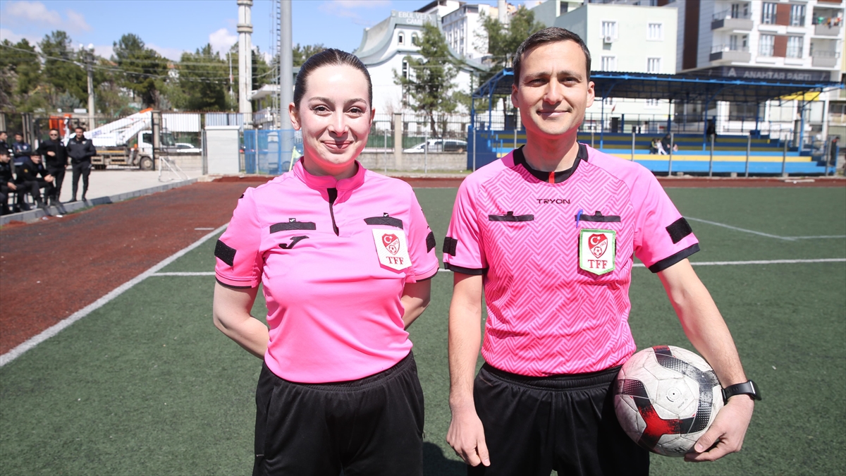 Futbol Hakemi Çift, Yeşil Sahalarda Birlikte Maç Yönetiyor Haberi