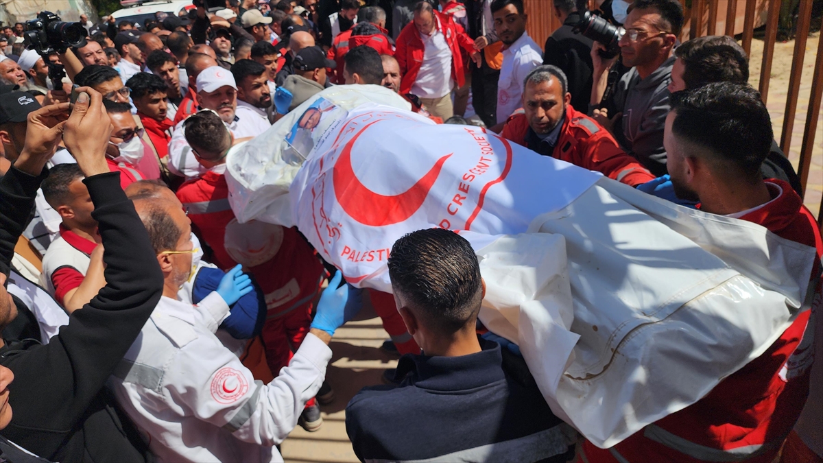 Gazze’de Kızılay Çalışanları İsrail’in Yardım Ve Sağlık Çalışanlarını Öldürmesini Protesto Etti Haberi