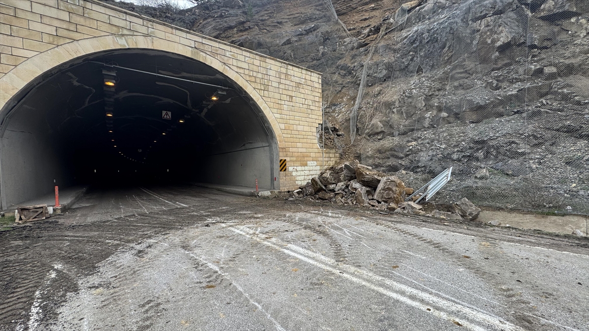 Gümüşhane-Trabzon Kara Yolunda Heyelan Meydana Geldi Haberi