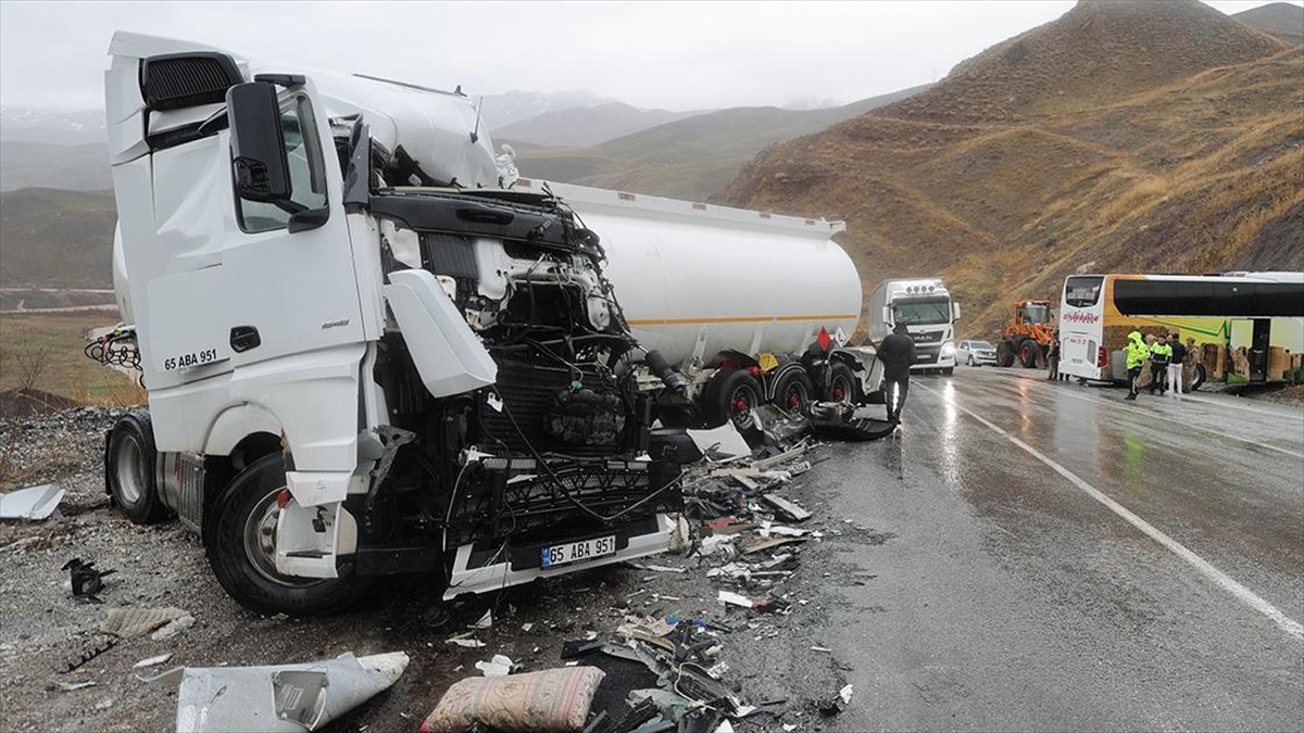 Hakkari’de Otobüs Ile Yakıt Tankerinin Çarpıştığı Kazada 8 Kişi Yaralandı Haberi