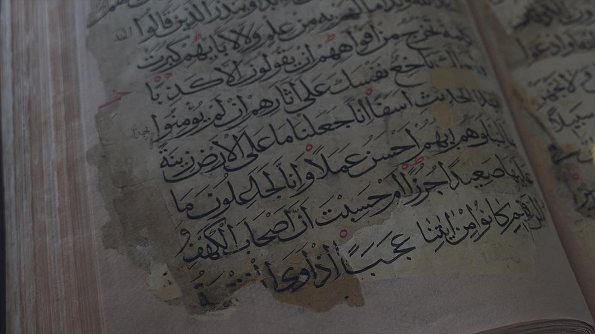 Irak’ta 4 Asır Önce Yazılan Kur’an-I Kerim Özenle Korunuyor Haberi