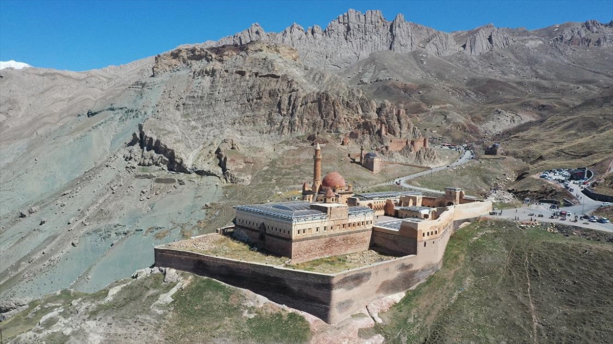 İshak Paşa Sarayı Bayram Tatilinde Ziyaretçilerini Ağırlıyor Haberi