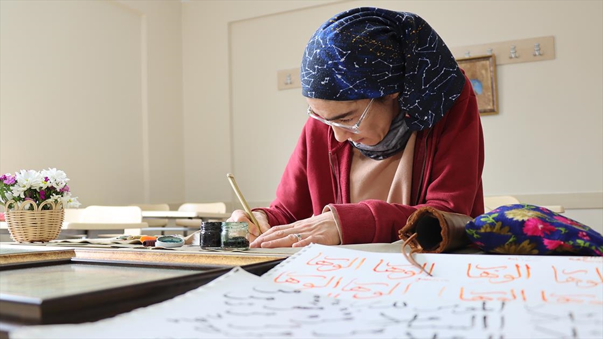 İşitme Engelli Didem Ünalan Hat Sanatıyla Kendini Geliştiriyor Haberi