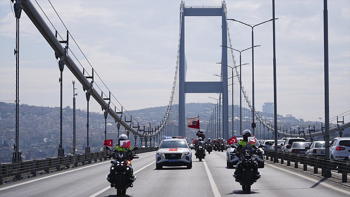 İstanbul Polisleri 170 Araçlık Kortejle Kenti Dolaştı Haberi