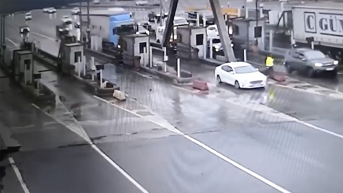 İstanbul’da Otoyoldaki Gişelerde Aracın Tıra Çarpması Güvenlik Kamerasında Haberi