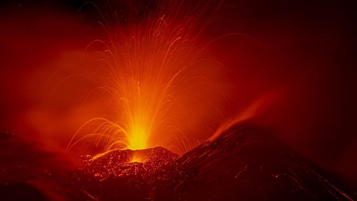 İtalya’da Etna Yanardağı Kül Ve Lav Püskürttü Haberi