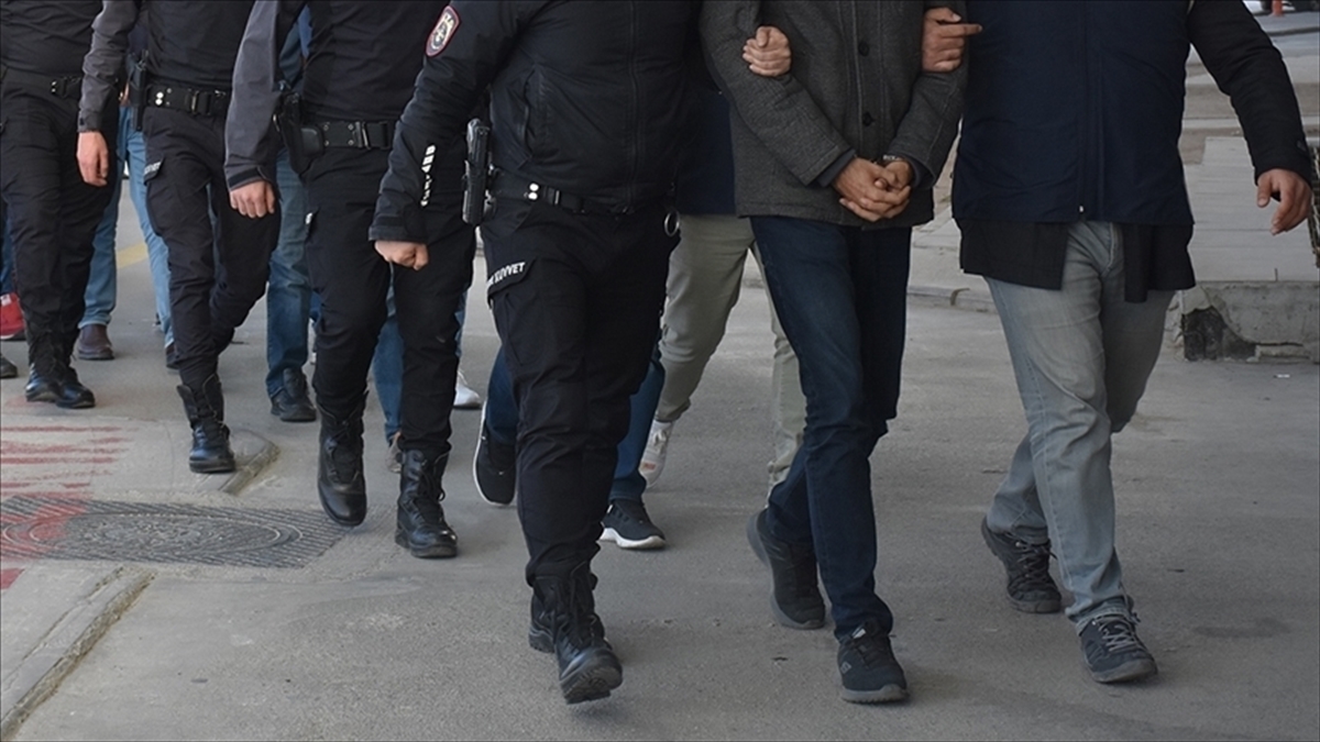 İzmir’de Suç Örgütüne Yönelik Operasyonda 12 Şüpheli Yakalandı Haberi