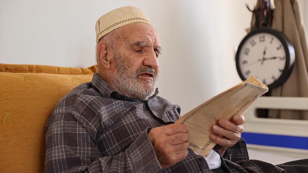 Kitap Kurdu 88 Yaşındaki “Kasım Dede” Okuma Aşkıyla Tüm Ailesine Örnek Oluyor Haberi