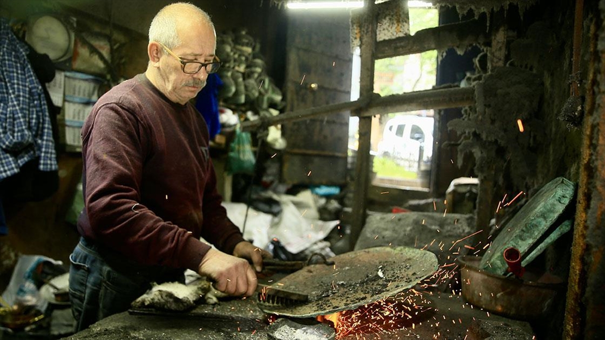 Kocaeli’de Emektar Kalaycı 54 Yıldır Bakırı Parlatıyor Haberi