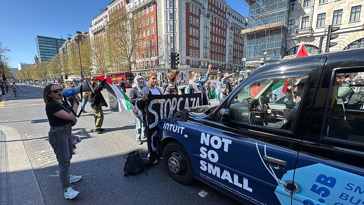 Londra’da Filistin Destekçileri Kentin Önemli Caddelerinden Marylebone’u Trafiğe Kapattı Haberi
