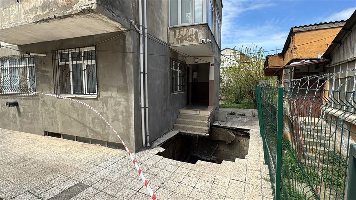 Pendik’te Apartmanın Girişindeki Zemin Kısmen Çöktü Haberi