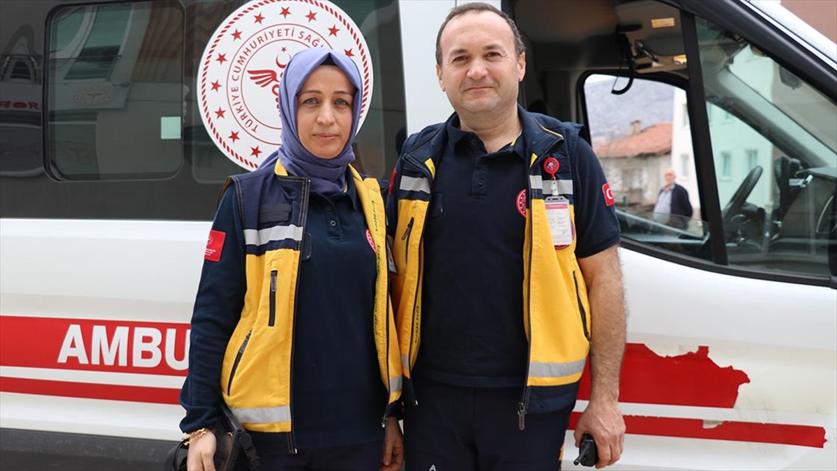 Sağlık Çalışanı Karı Koca Aynı Ambulansta Hayat Kurtarıyor Haberi