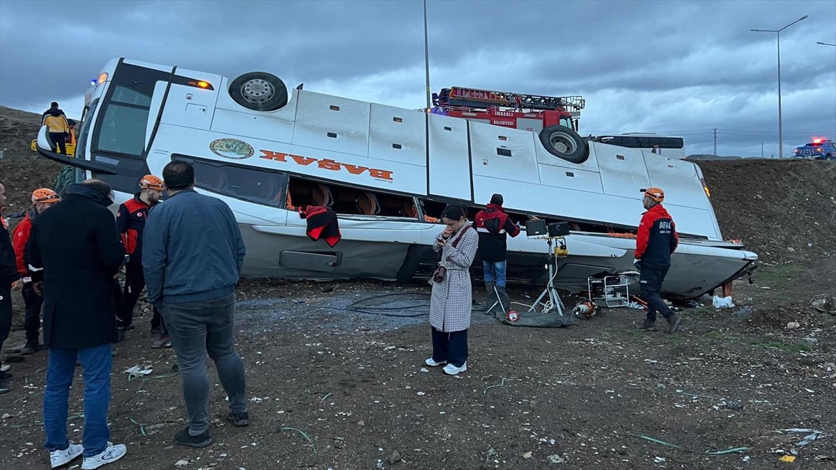 Sivas’ta Devrilen Yolcu Otobüsünde 2 Kişi Hayatını Kaybetti, 23 Kişi Yaralandı Haberi