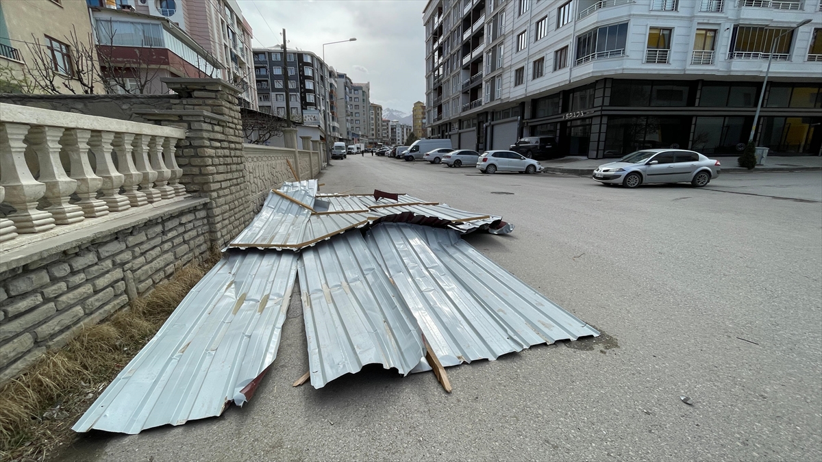 Van’da Şiddetli Rüzgar Çatılara Zarar Verdi Haberi
