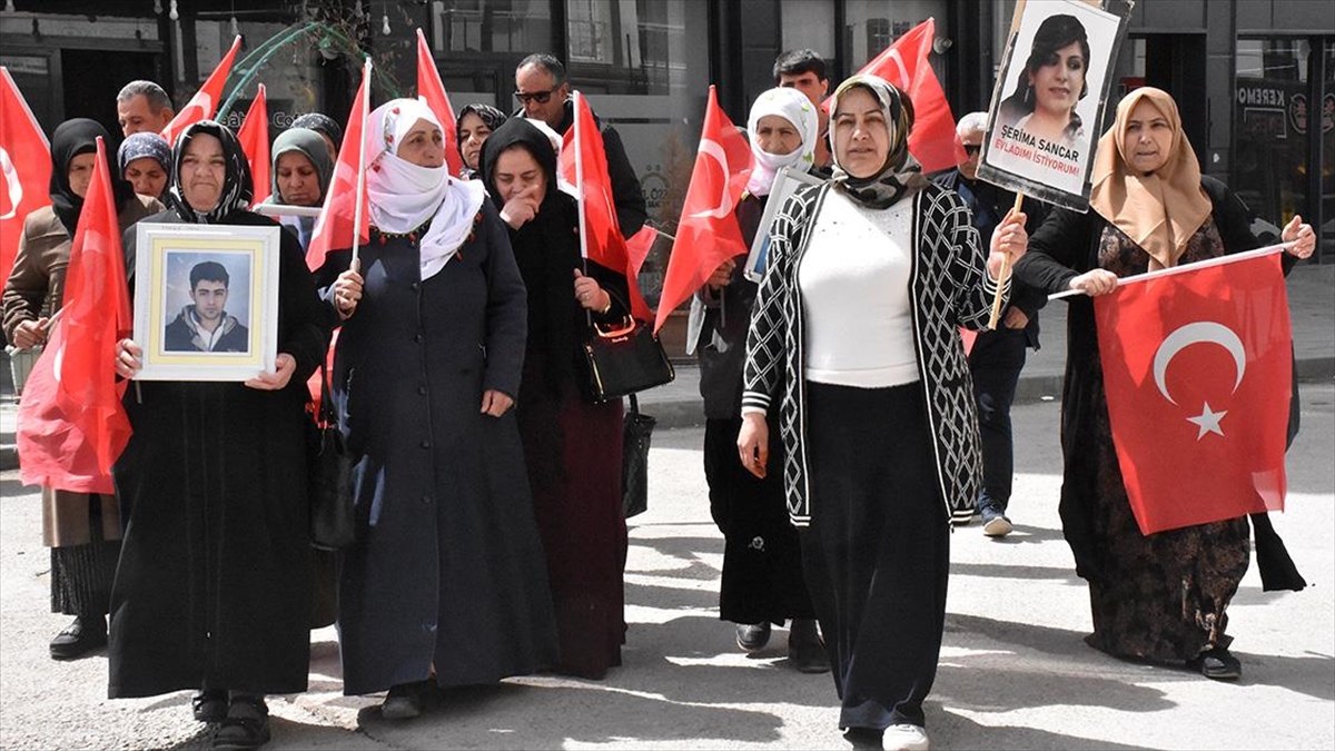 Vanlı Aileler Dem Parti İl Başkanlığı Önündeki Eylemlerini Sürdürdü Haberi